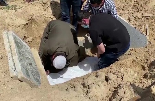 Người đào mộ ở Gaza: Covid-19 còn kinh khủng hơn chiến tranh