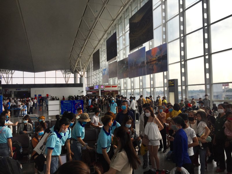 Người dân ‘quên’ đeo khẩu trang tại sân bay Nội Bài