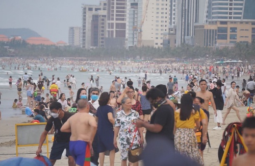 Bãi biển Đà Nẵng 'toàn là người' vì hàng vạn du khách đổ về nghỉ lễ
