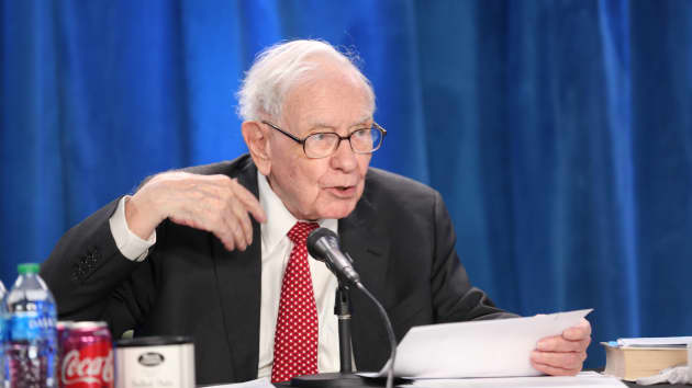Warren Buffett tích trữ khối tiền mặt khổng lồ bất chấp chứng khoán lập đỉnh
