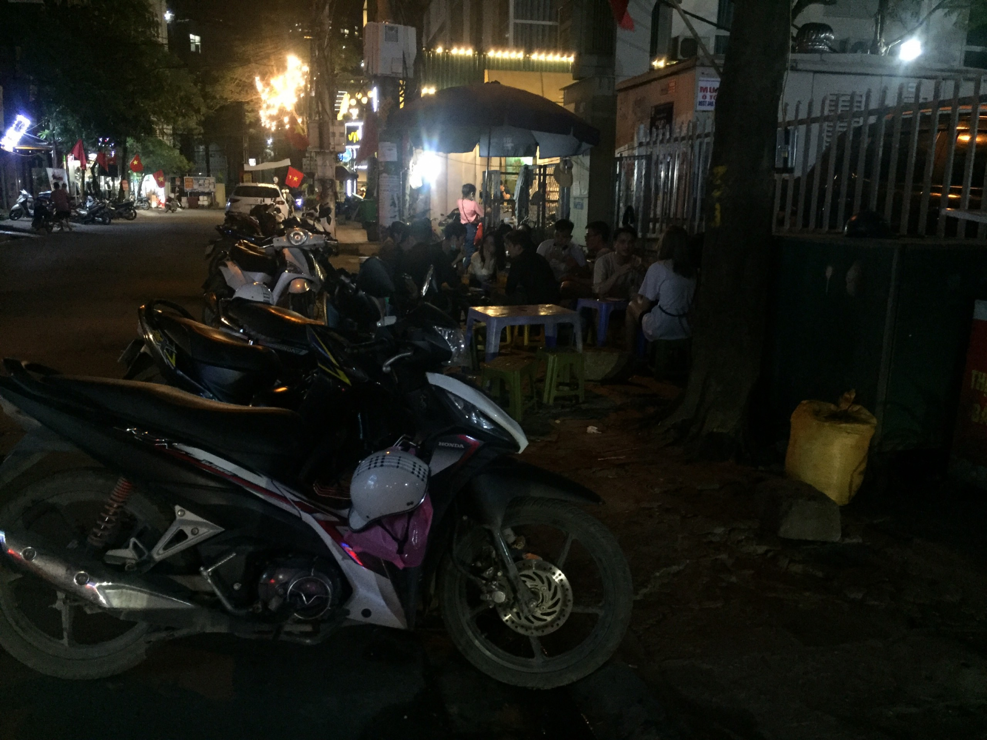 Hà Nội: Trà đá, quán ăn vỉa hè vẫn hoạt động bất chấp lệnh cấm