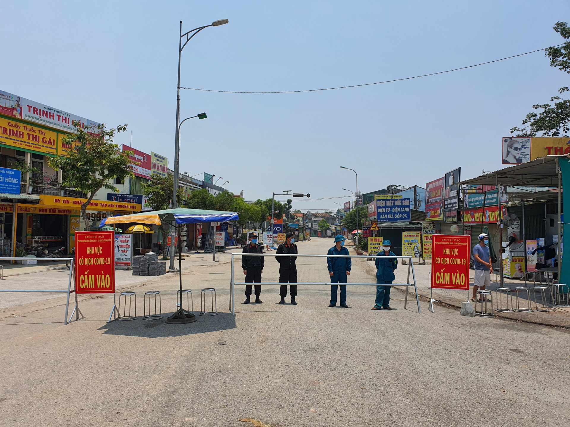 Đùng đùng băng đường ruộng ‘đột nhập’ vào xã bị phong tỏa để... đánh ghen
