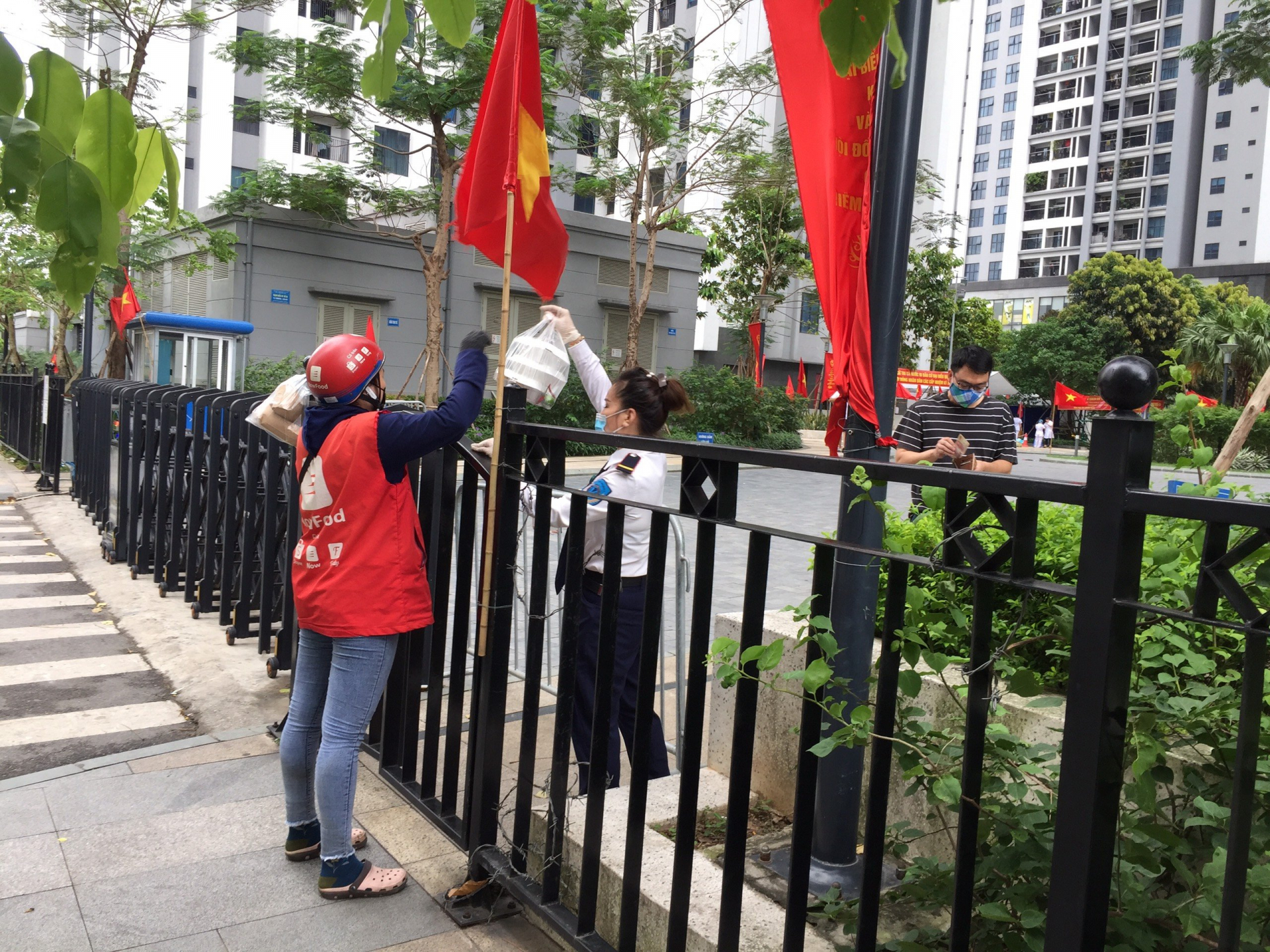 Hà Nội: Người dân liên tục tiếp tế nhu yếu phẩm cho người thân ở chung cư Goldmark City