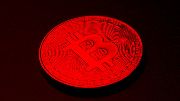 Bitcoin tiếp tục bị bán tháo, giá giảm quá nửa so với đỉnh
