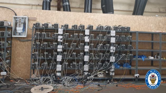 Đột kích trang trại nghi trồng cần sa, cảnh sát Anh phát hiện 'mỏ' Bitcoin phi pháp khổng lồ