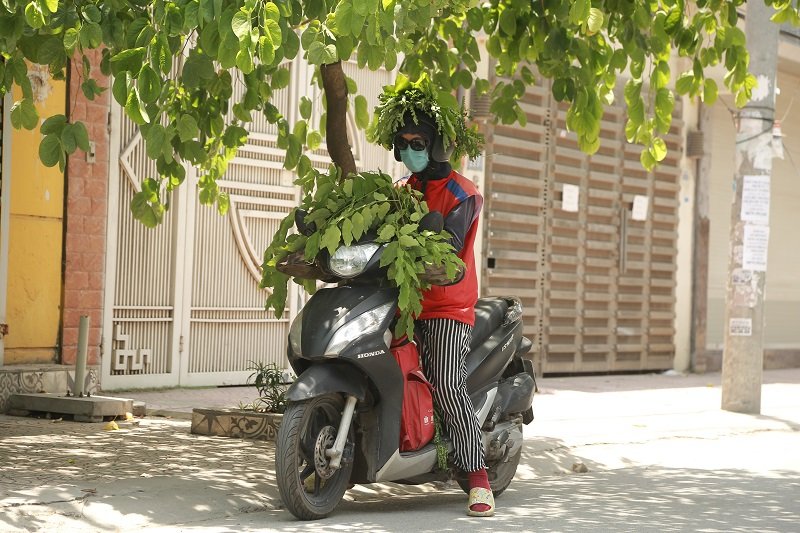 Tuyệt kỹ ‘biến hình’ của người dân Hà Nội để chống chọi với nắng đầu Hạ