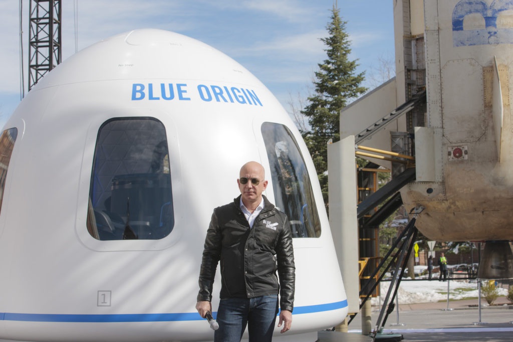 Chưa kịp bay lên không gian, Jeff Bezos đã bị hàng nghìn người kiến nghị cấm trở về Trái Đất