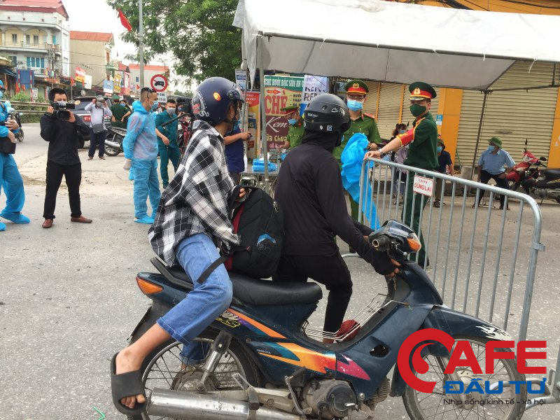 Xử phạt cặp vợ chồng F0 không đeo khẩu trang, nhổ nước bọt tại bệnh viện