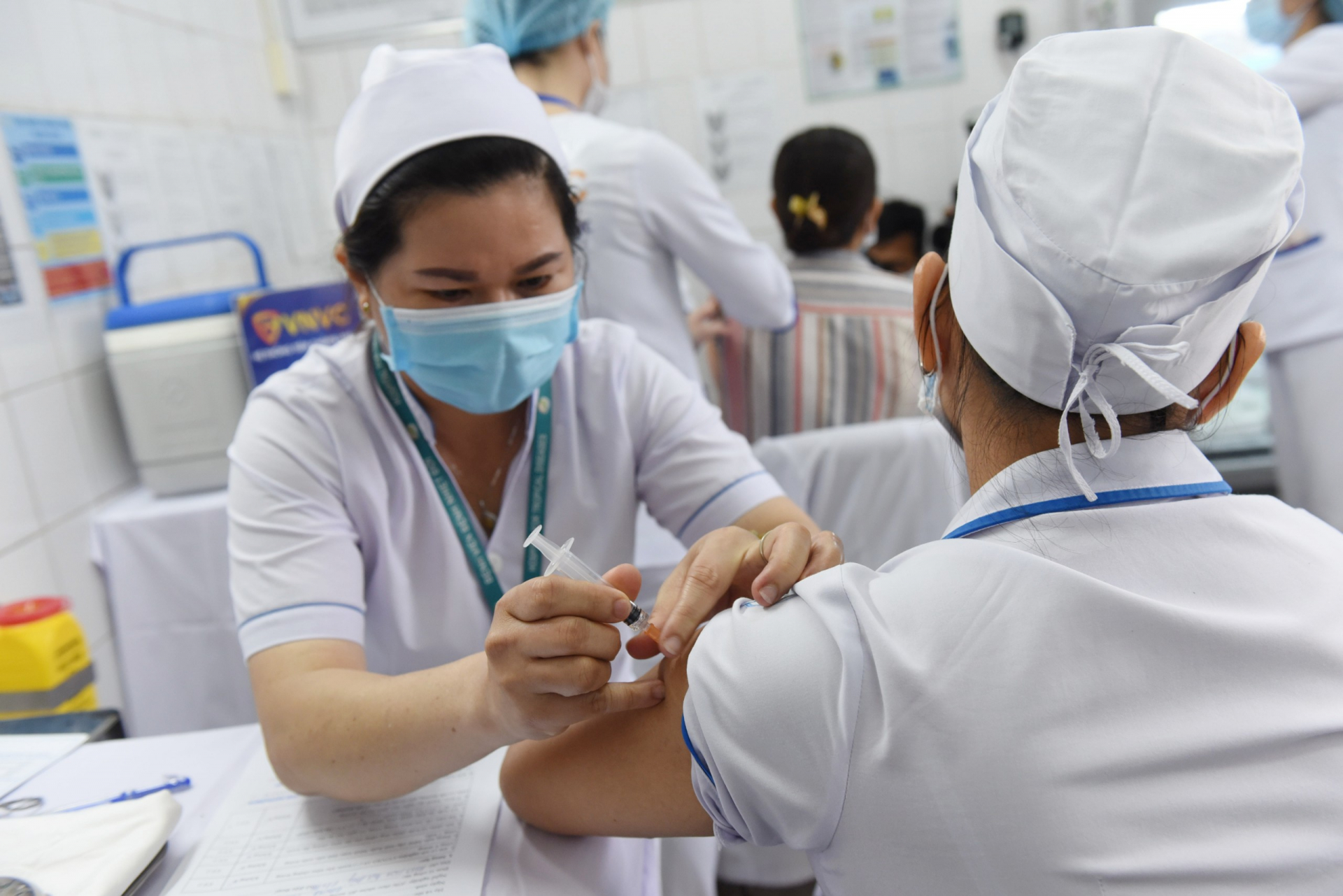 Bị sốt hay không sốt sau khi tiêm vắc xin Covid-19 thì sẽ tốt hơn?