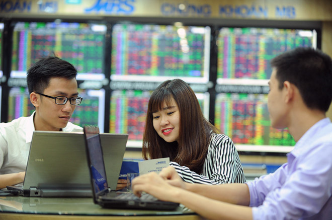 Nhận định thị trường chứng khoán ngày 15/7/2021: Vừa vượt 1.300 đã quay đầu giảm điểm, thị trường tiếp tục điều chỉnh trong phiên tới