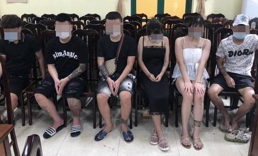 Giữa mùa dịch Covid, 15 'nam thanh nữ tú' vẫn tụ tập hát karaoke