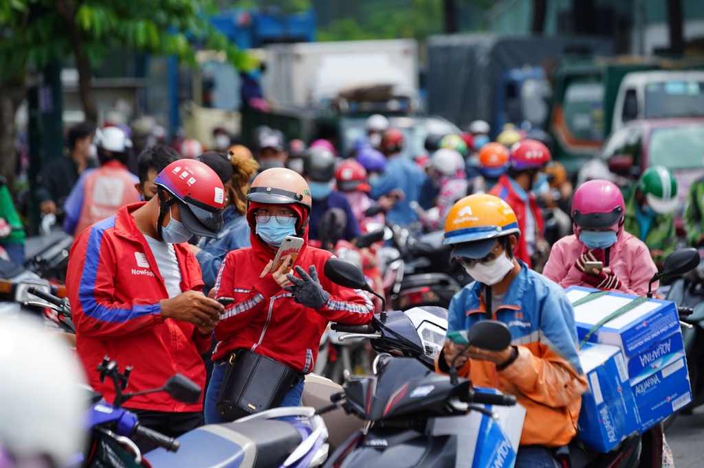 Hà Nội: Shipper của các sàn thương mại điện tử được phép hoạt động, shipper tự do bị cấm