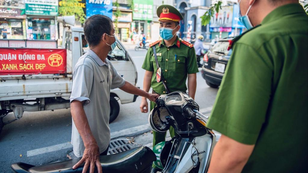Hà Nội: Xử phạt gần 300 trường hợp và 5 cơ sở vi phạm về giãn cách xã hội