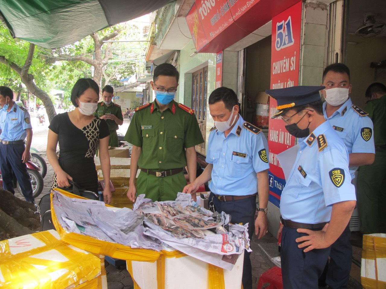 Gần 500 kg thực phẩm không rõ nguồn gốc bán trong 'Cửa hàng thực phẩm tươi sống'