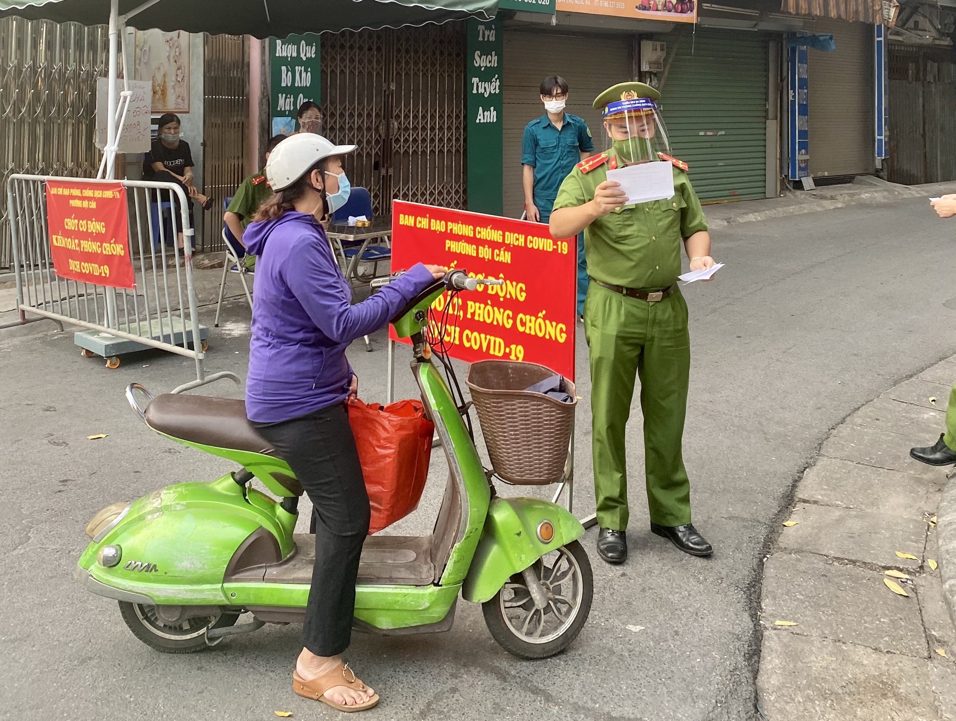 Quận Ba Đình thực hiện phát thẻ đi chợ cho người dân trên địa bàn