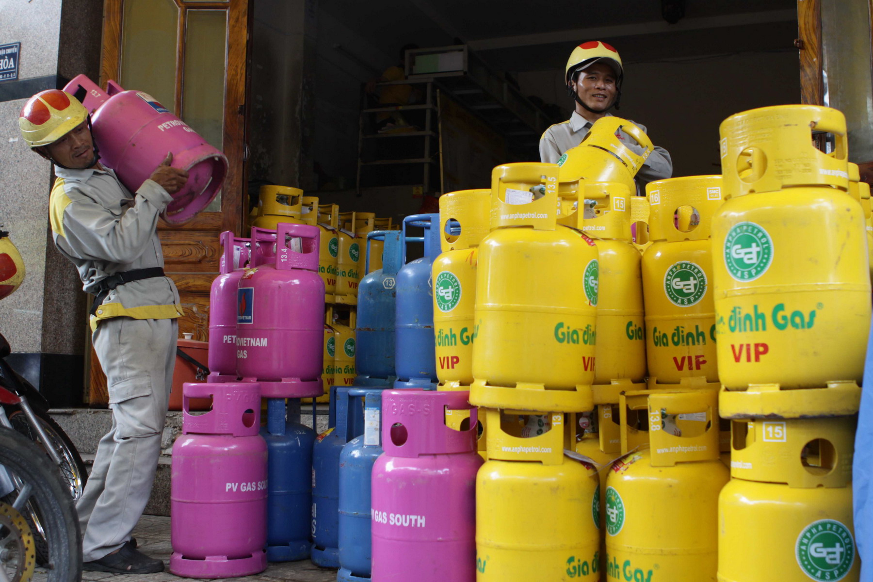 Giá gas tiếp tục 'leo thang' tháng thứ 6 trong năm, tổng mức 102.500 đồng/bình 12kg