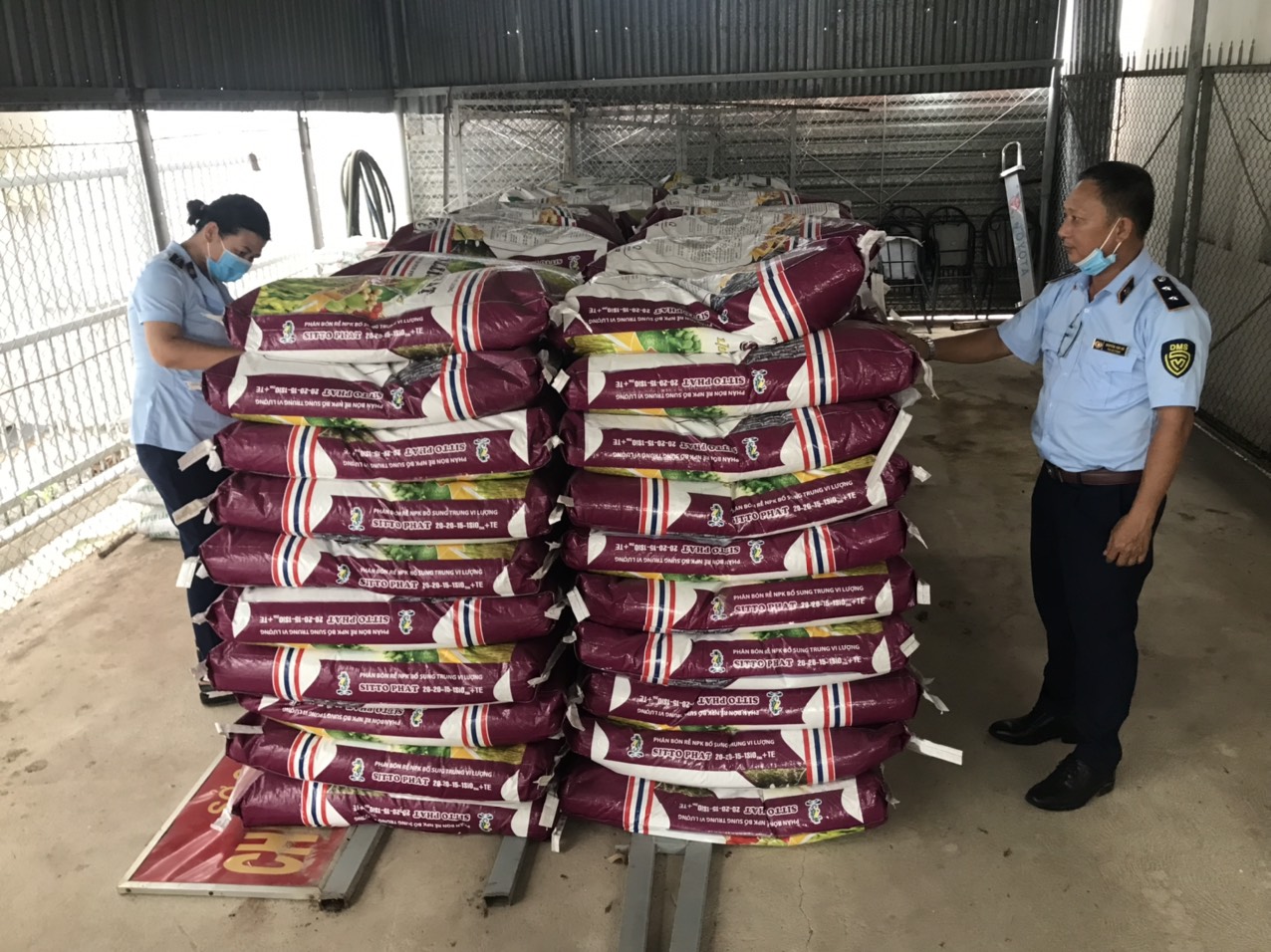 Hộ kinh doanh bị phạt gần 400 triệu đồng do bán phân bón không phù hợp quy chuẩn