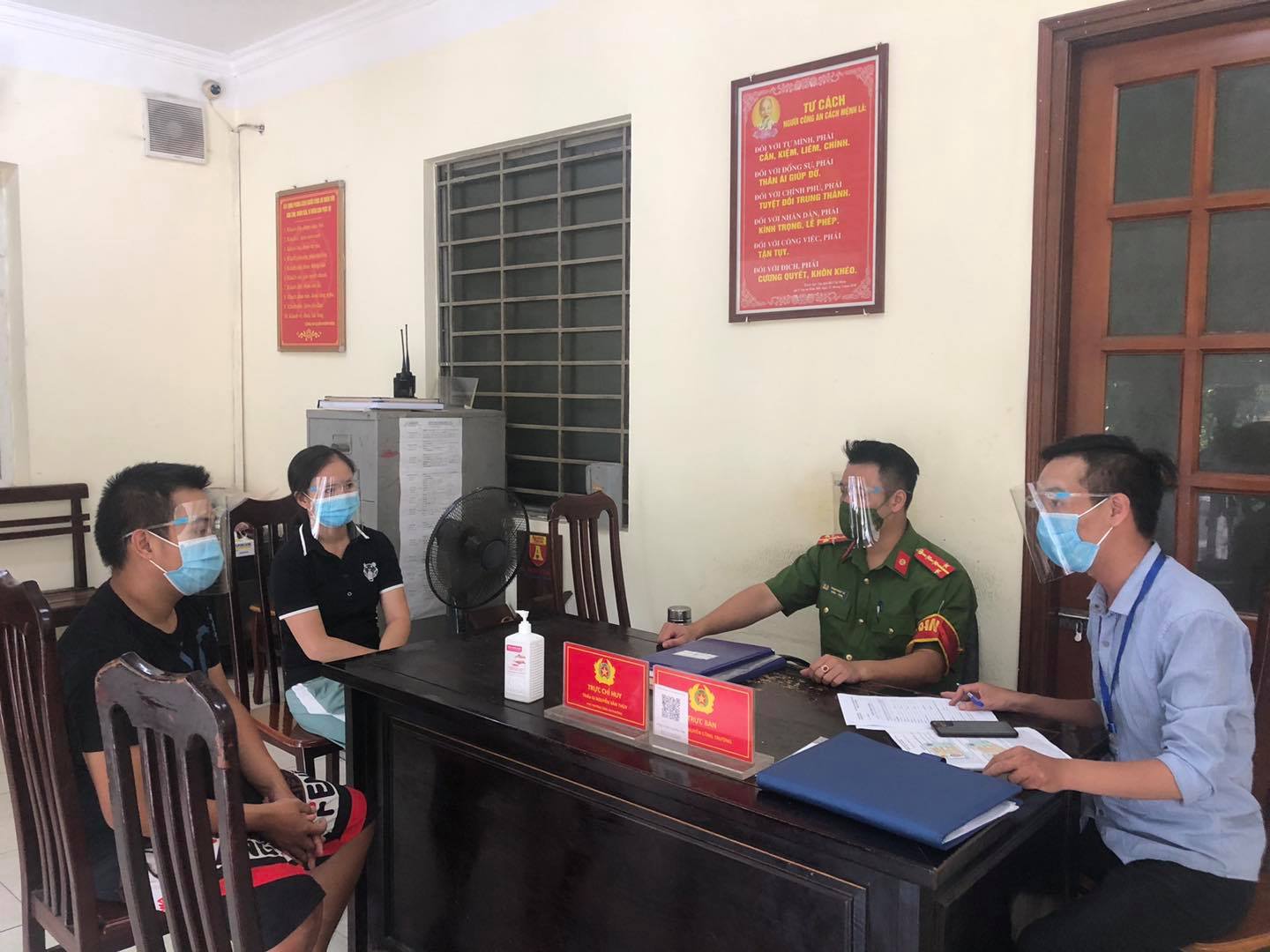 Hà Nội: Trèo tường ra ngoài khu vực cách ly đi giao hàng cho khách