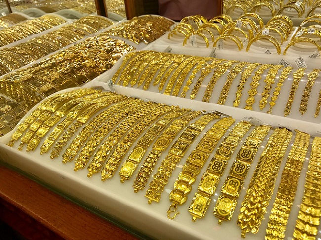 Giá vàng thế giới tăng, trong nước giảm