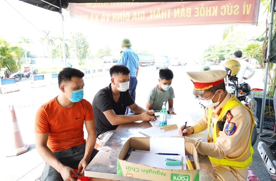 Phát hiện 2 người trốn trong thùng xe tải vượt chốt kiểm dịch