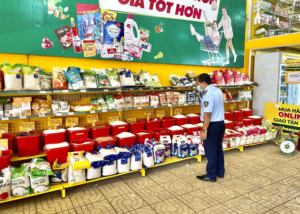 Hàng loạt cửa hàng Bách Hóa Xanh bán sản phẩm hết hạn sử dụng, không niêm yết giá theo quy định