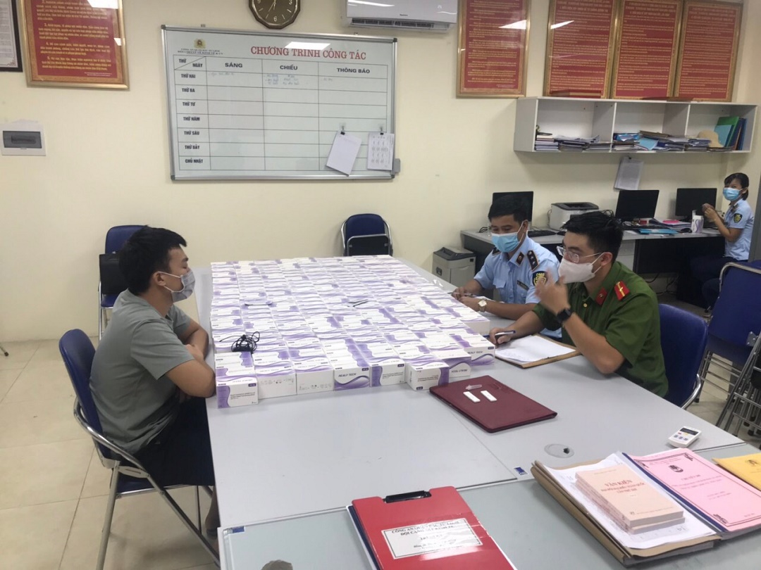 Hà Nội: Phát hiện số lượng lớn test thử Covid-19 nhập lậu và khẩu trang 3M giả