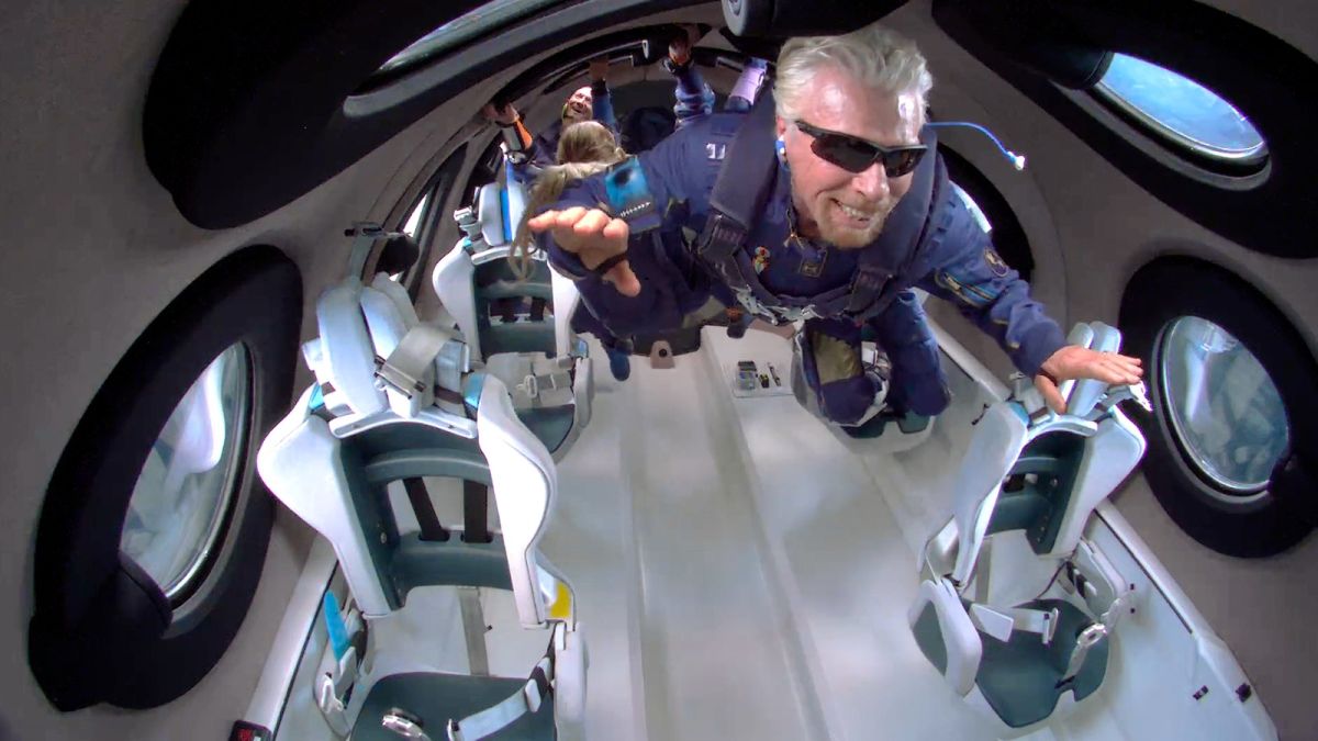 Virgin Galactic của tỷ phú Richard Branson mở bán vé du lịch vũ trụ với giá gần nửa triệu USD