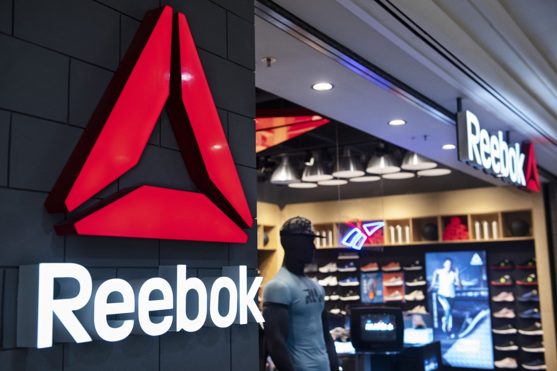 Từng thâu tóm Reebok với giá 3,8 tỷ USD, Adidas phải bán cắt lỗ sau 5 năm