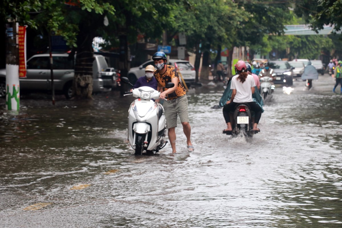 Bắc Bộ mưa dông 3 ngày liền, Trung Bộ từ ngày mai nắng nóng giảm dần