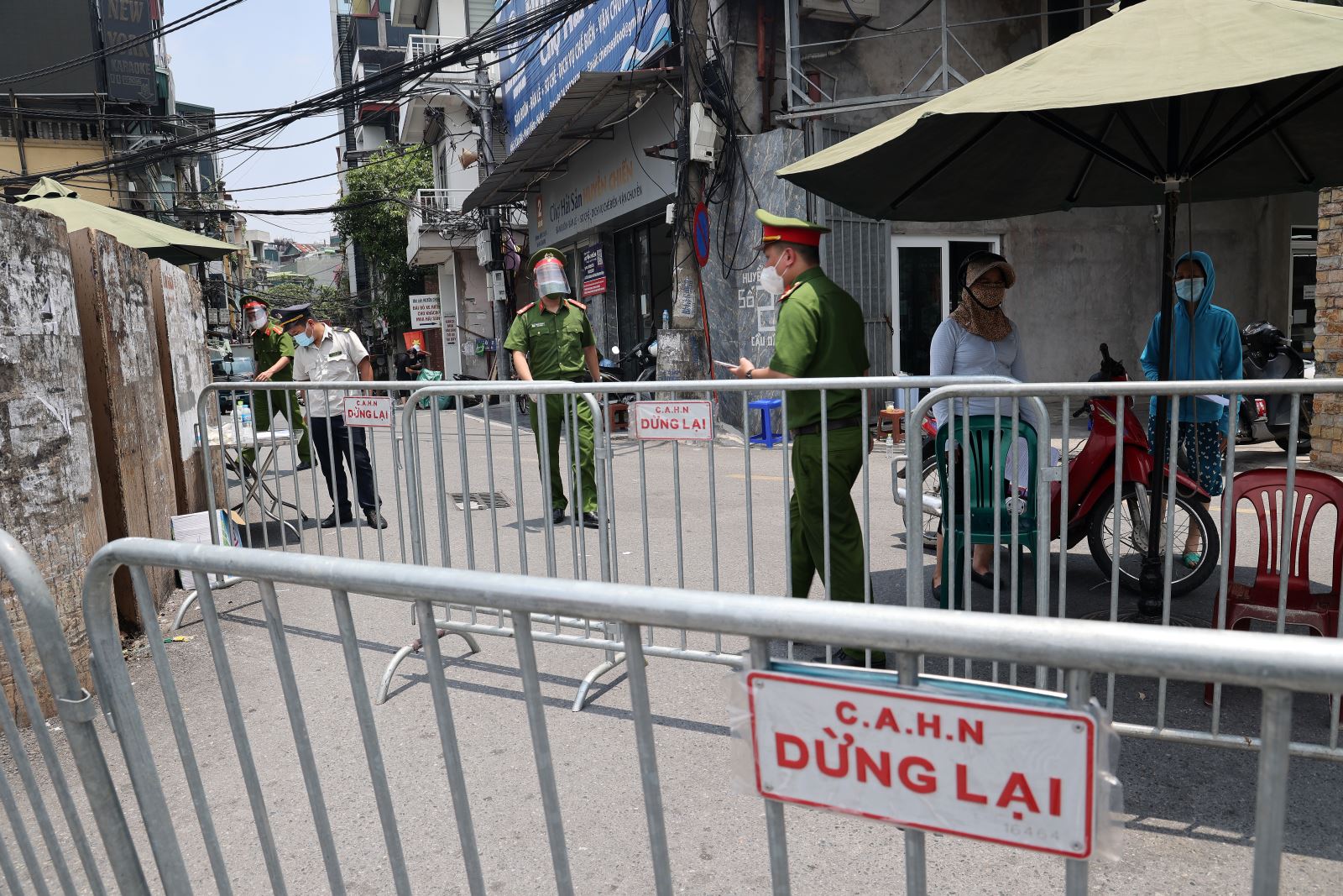 Hà Nội: Dừng ngay việc cấp giấy ra vào cho người dân phường Chương Dương