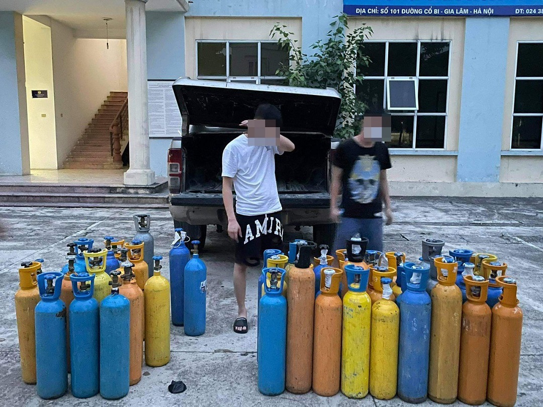 Phát hiện ô tô chở nhiều bình chứa 'khí cười' tại chốt kiểm soát dịch Covid-19