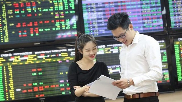 Cổ phiếu được khuyến nghị ngày 18/8: VRE, POM, CTG, STK, VPB, PVT, TCB