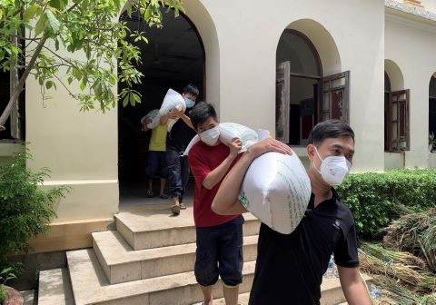 Xuất hơn 130.000 tấn gạo hỗ trợ người dân gặp khó khăn do dịch COVID-19