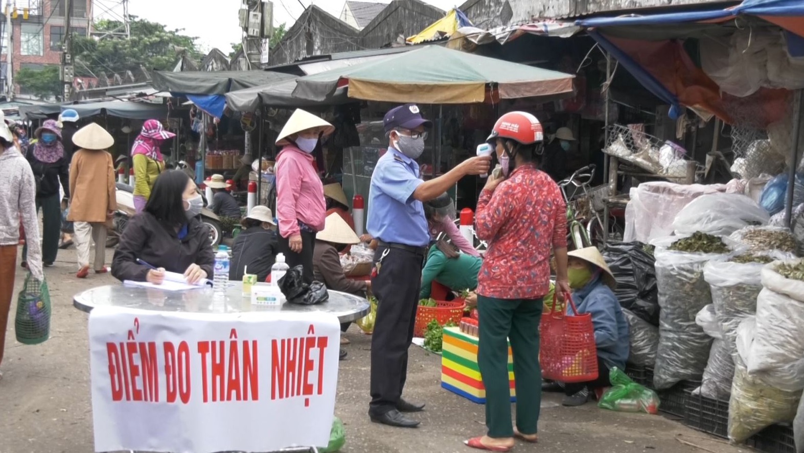 Đà Nẵng: Một ngày, phát hiện hơn 40 người buôn bán mắc COVID-19