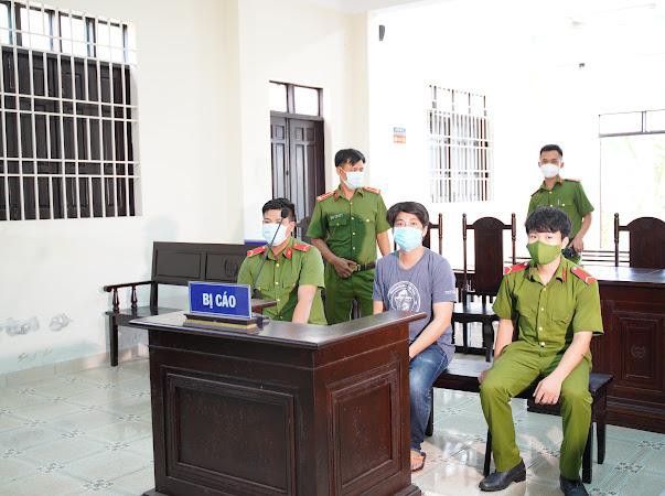 Lĩnh 14 tháng tù vì tông xe vào lực lượng phòng dịch