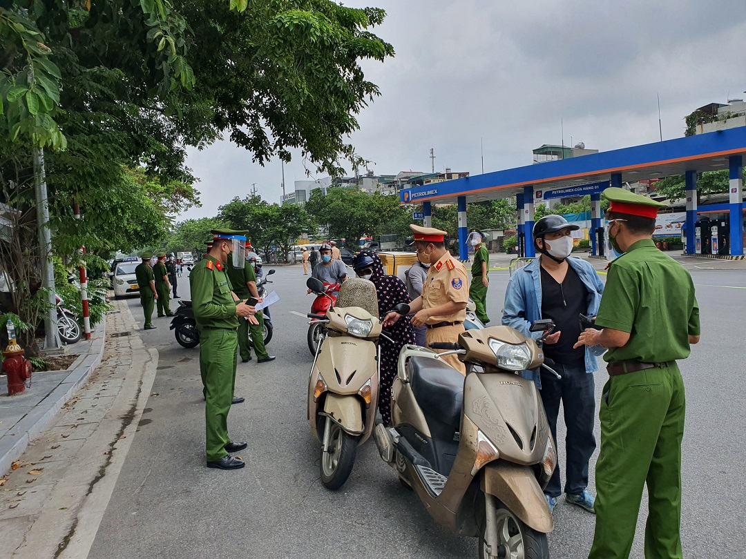 Hà Nội xử phạt hơn 1.000 trường hợp vi phạm phòng chống dịch trong 24h