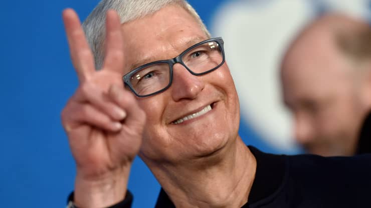 Vừa lĩnh thưởng 5 triệu cổ phiếu Apple, CEO Tim Cook đã bán ngay để ‘bỏ túi’ 750 triệu USD