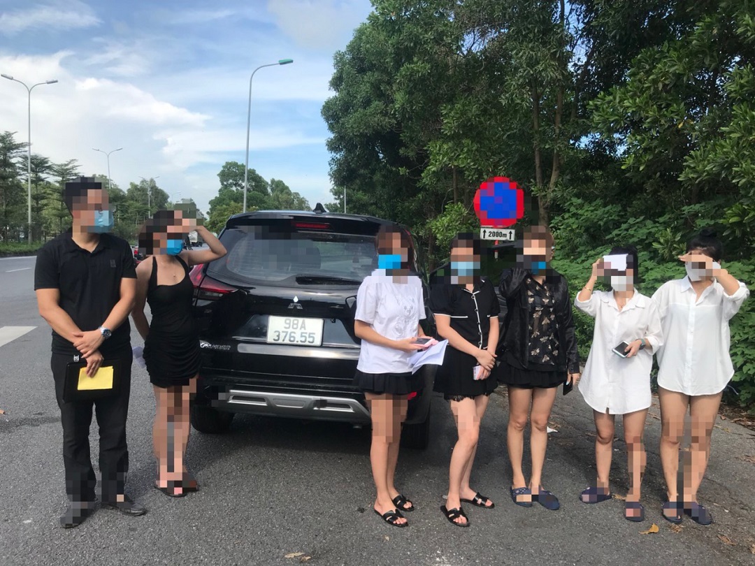 Phát hiện ôtô chở 6 cô gái dùng giấy đi đường giả khi kiểm soát Covid-19