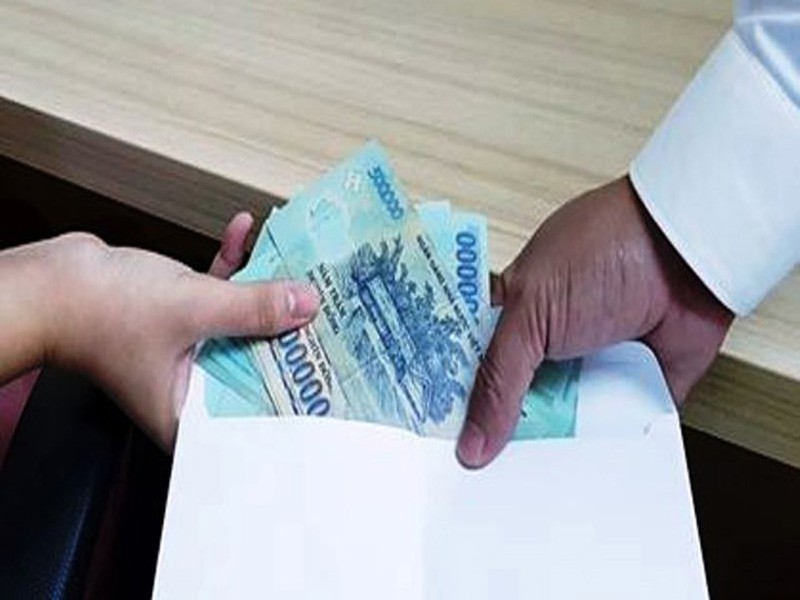 Khởi tố, bắt giam 2 cán bộ y tế nhận hối lộ tại chốt kiểm dịch Covid-19