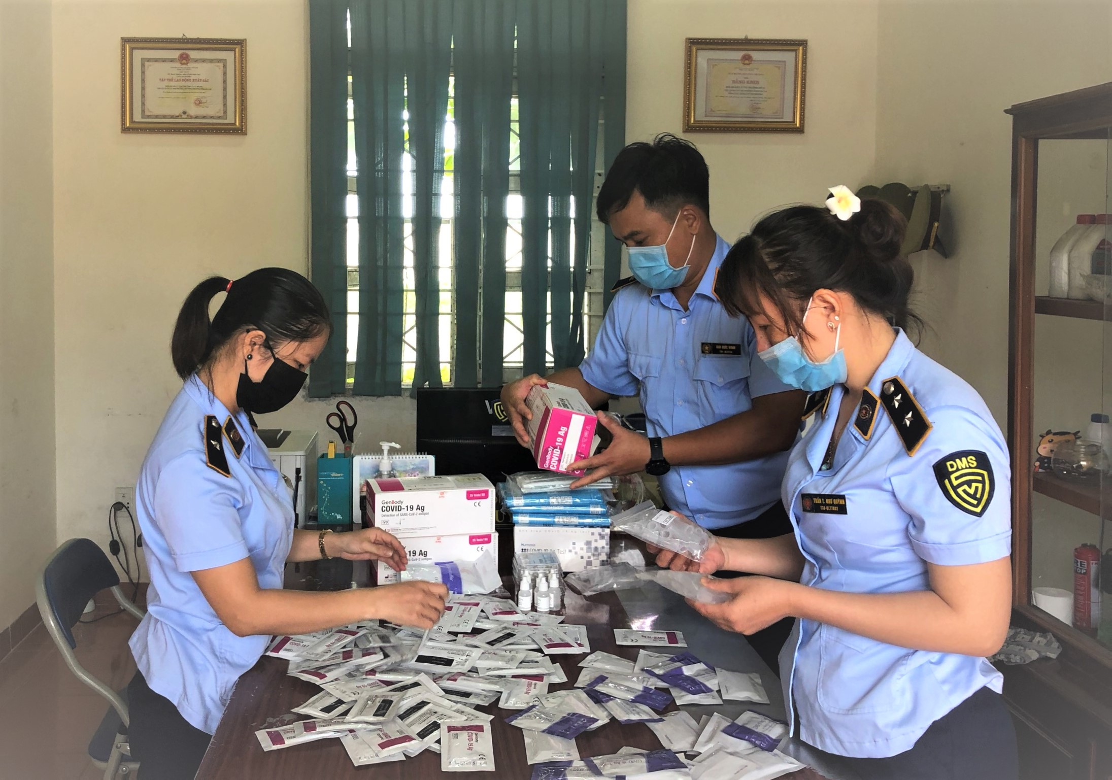 Xử phạt 10 triệu đồng cá nhân mua 100 bộ kit test nhanh Covid-19 nhập lậu