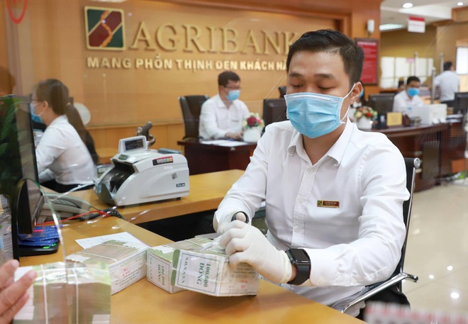 Người dân gửi tiền vào ngân hàng thấp kỷ lục trong gần một thập niên