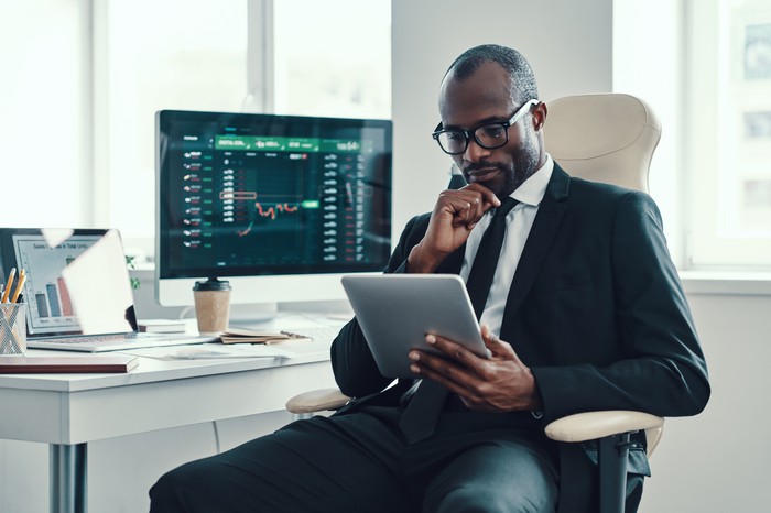 Nhà đầu tư kiếm được bao nhiêu tiền nếu bỏ 1 USD/ngày vào chứng khoán?