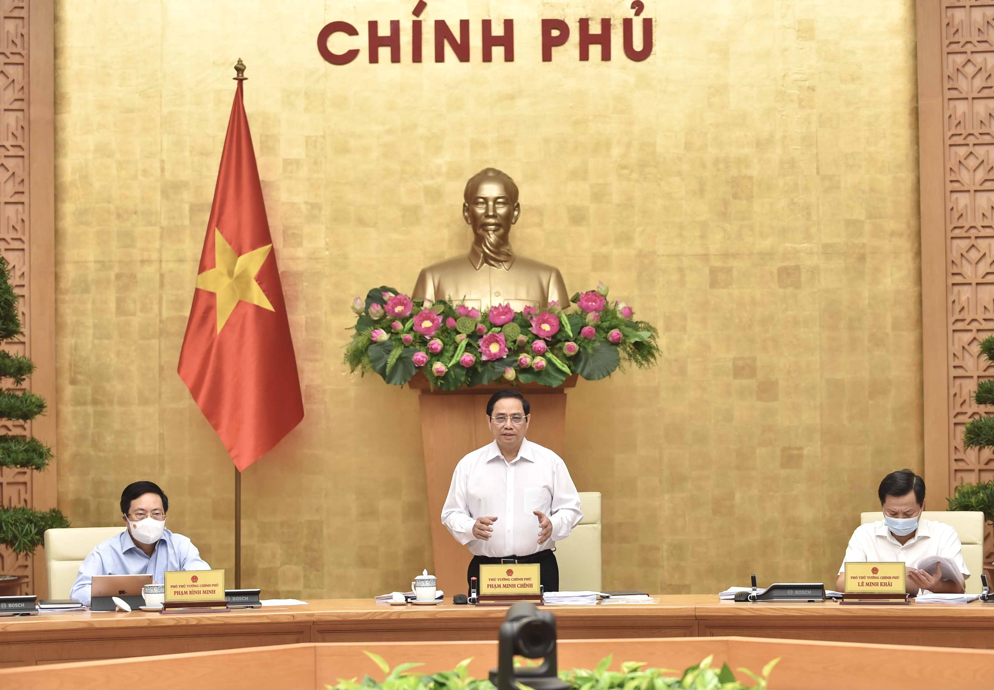 Thủ tướng: Nhanh chóng kiểm soát tình hình để thúc đẩy phát triển kinh tế