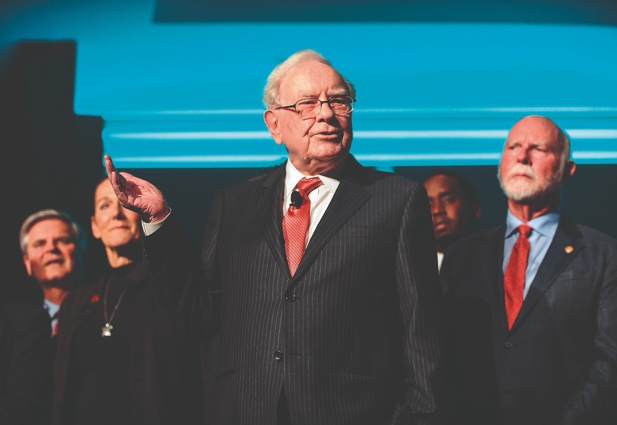 Warren Buffett: Giao tiếp kém như kiểu 'liếc mắt đưa tình' với một cô gái … trong bóng tối