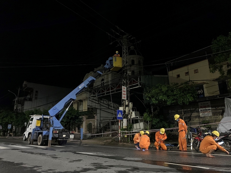 4.372 trạm biến áp với 401 nghìn khách hàng dùng điện bị ảnh hưởng bão số 5