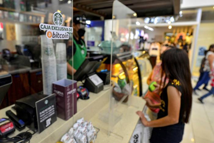 Trở thành quốc gia đầu tiên hợp pháp hóa Bitcoin, El Salvador được gì và mất gì?