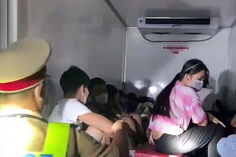 Khen thưởng vụ phát hiện xe đông lạnh 'giấu' 15 người để thông chốt