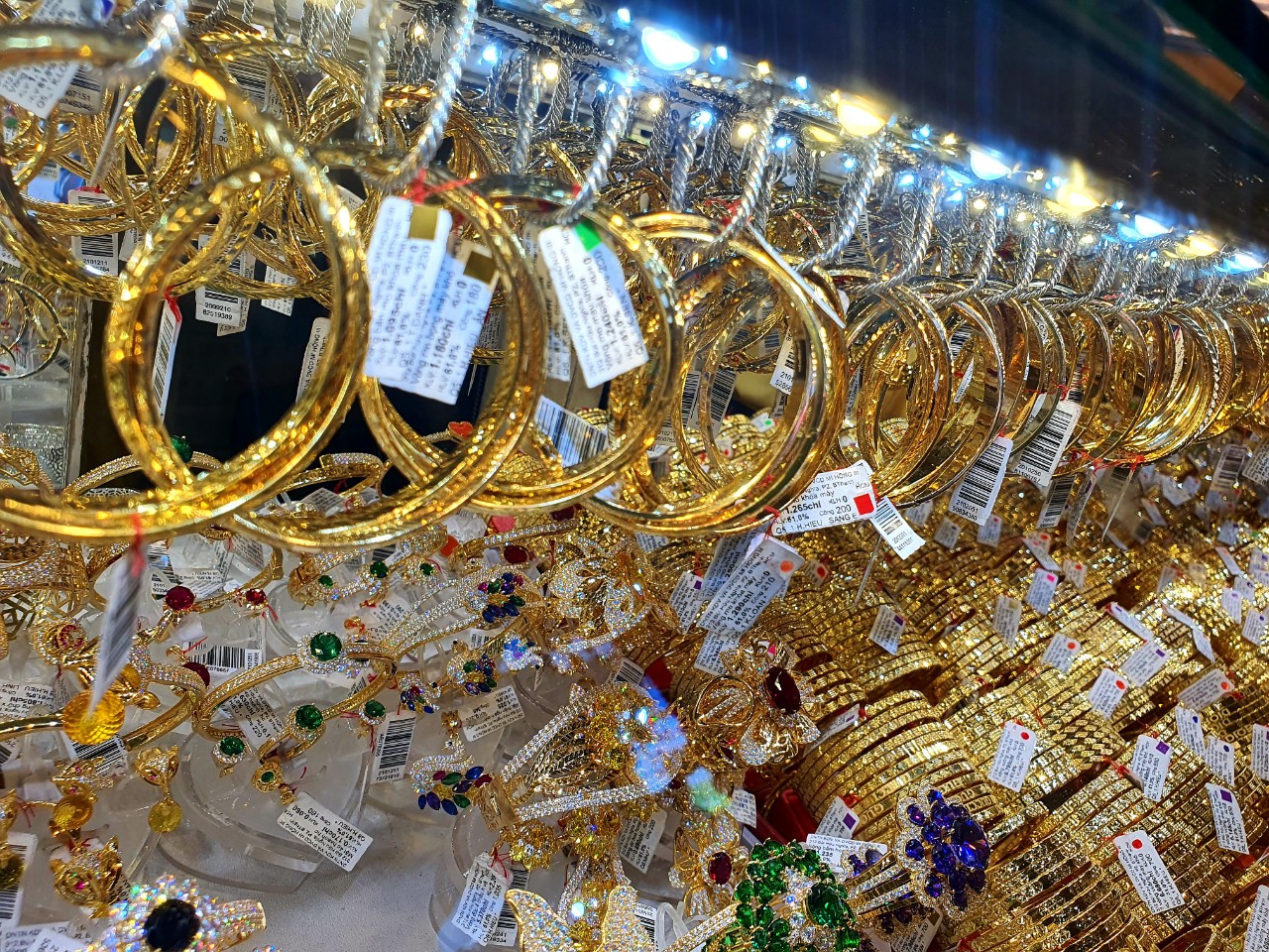 Giá vàng thế giới bật tăng trở lại, trong nước lại giảm