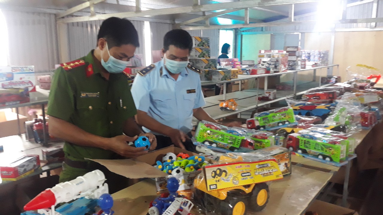 Triệt phá kho chứa đồ chơi Trung Thu lớn nhất từ trước đến nay tại Nam Định