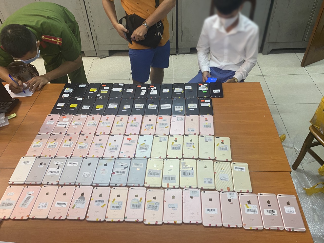 Phát hiện 80 chiếc iPhone không rõ nguồn gốc tại chốt kiểm soát dịch Covid-19